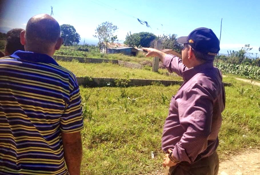 Gobernador de Espaillat Diloné Ovalles supervisa terreno para la construcción de nuevas aulas escolares